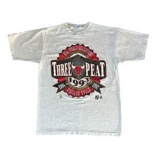90s Vintage 3 Peat 91 92 93 Chicago Bulls Basketball NBA Champions Men's T-Shirt
